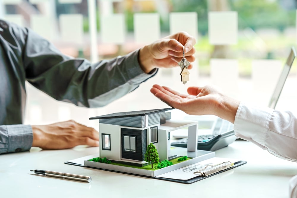 The,Real,Estate,Agent,Gives,The,Buyer,The,House,Keys